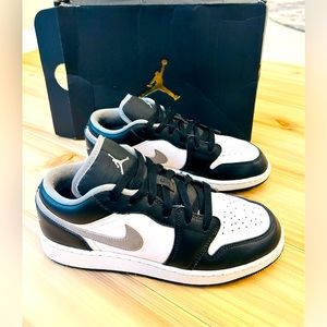 Air Jordan 1 Low GS Black/ Particle Grey-White Size 6Y